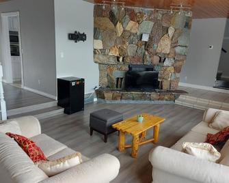 Specious Kamloops House for relaxation with great view in prestigious Sahali. - Kamloops - Living room