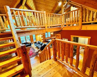 Log Cabin Oasis With Air Conditioned Treehouse on 20 Acres - Sleeps 32+ - Golden - Stairs