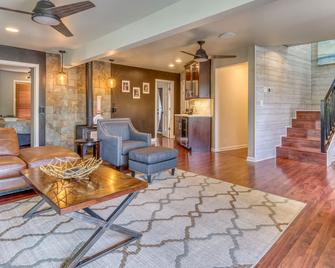 Beachfront Villa + Addition, Skyline views, Hot Tubs, Luxury Smart Home - Gary - Living room