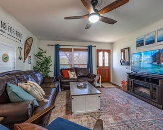 Stroll to Park, Shops, Restaurants in Downtown WJ! - West Jefferson - Living room