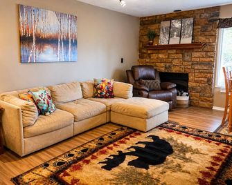 Trout Creek Resort Condo- Home Base for 'Up North' Adventures - Harbor Springs - Salon