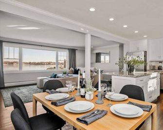 Waterview house walking distance from Cove Beach-5 mins to downtown-only 40 min to NYC - Stamford - Dining room