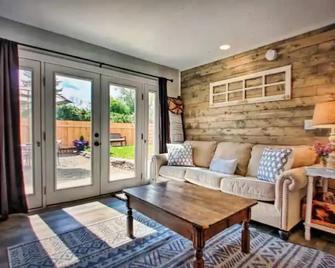 Charming Walk-Friendly Cottage - Helena - Living room