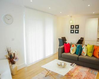 Executive 2 Bed Apartment - London - Living room