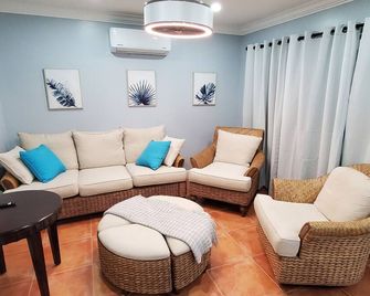 Beautiful, Cozy Beach Villa In The Heart Of Treasure Cay! - Treasure Cay - Living room