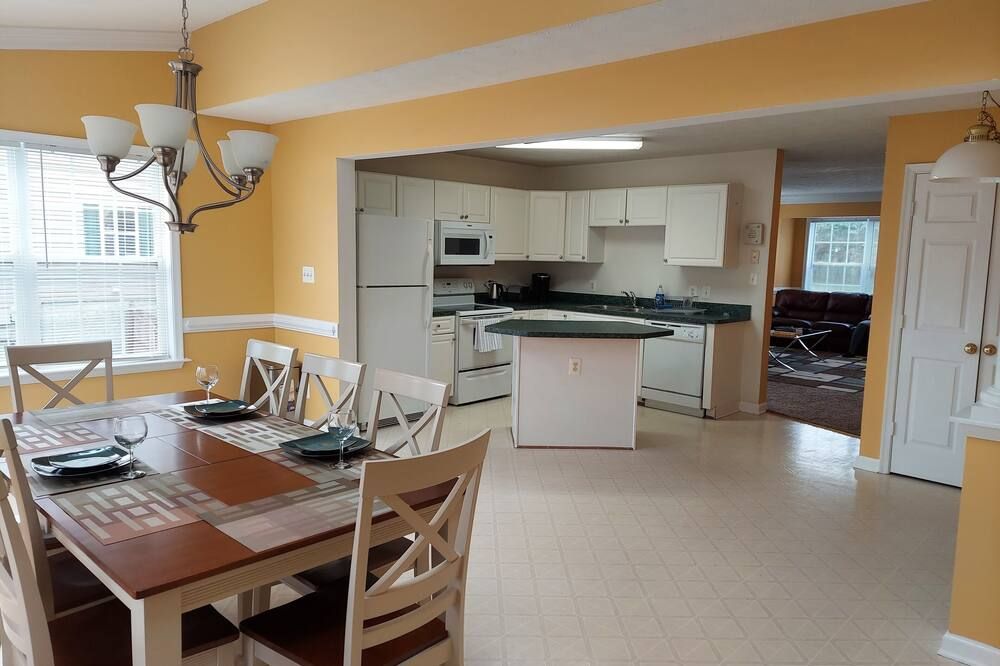 Kitchen view of 4 Bdr TH Near Historic Downtown Fredericksburg & Quantico Sleeps 8 more