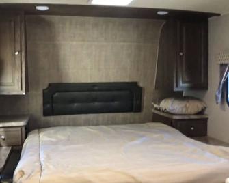 Glamp in a cozy RV waking up to Nature Trails out your front door. - Lafayette - Chambre