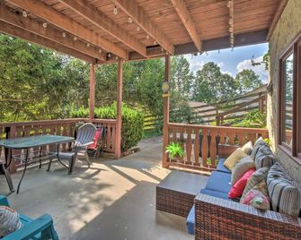 Spacious Rustic Helen Abode about half Mi From Tubing! - Helen - Balkon