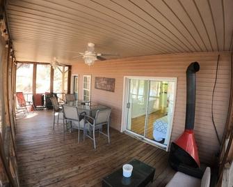 Refreshed Property!! Deep Water, Quiet Cove, 30 minutes from Clemson - Westminster - Dining room
