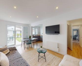 Charming renovated house 200 m from the beach - Benerville-sur-Mer - Wohnzimmer