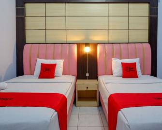 RedDoorz Plus Syariah near Stasiun Pekalongan 2 - Pekalongan - Slaapkamer