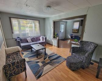 Cozy waterfront cottage with patio and firepit! - Marmora - Sala de estar