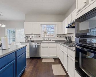 Month2Month Option|Fenced Backyard|Garage & Street Parking|Pet-Friendly #41937 - Alpharetta - Kitchen