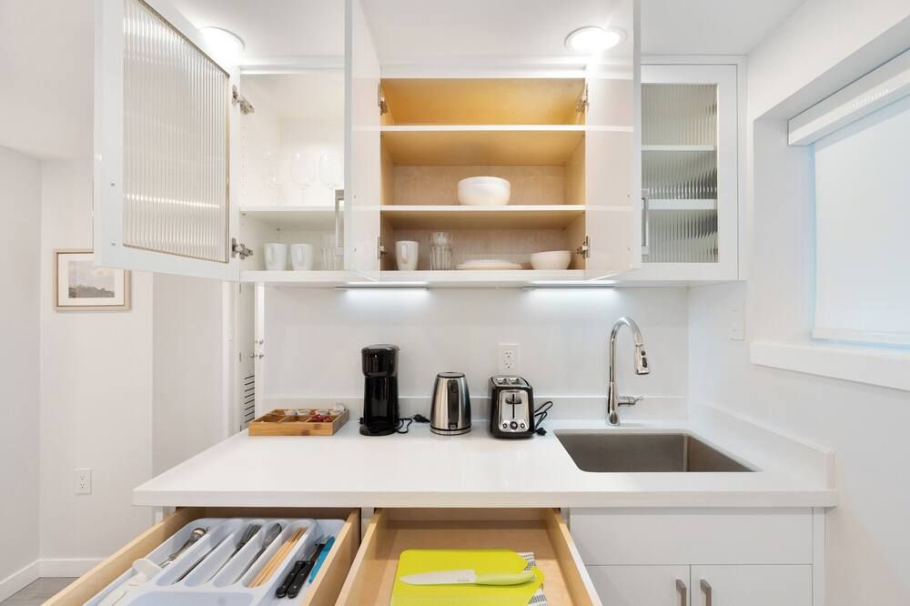 Private newly renovated 1 bed 2 baths suite in central location - Vancouver - Kitchen