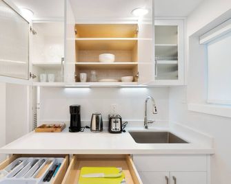 Private newly renovated 1 bed 2 baths suite in central location - Vancouver - Kitchen