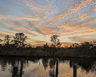 River House with heated Pool, Sunsets, Fishing, Dolphin & Manatee Watching - Holiday - Sala de estar