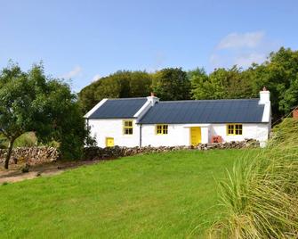 An Irish Idyll - Traditional Stonewall Cottage Nestled In Hills Above Downings - Downings - Building