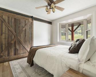 Amazing views, hot tub/outdoor fireplace, countryside, farm with calves & goats. - Navarre - Bedroom