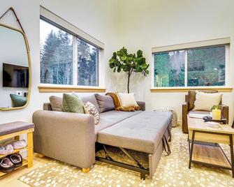 2 Mi to Warm Beach: Family Gem w/ Views - Stanwood - Sala de estar