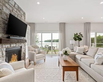 Touchstone Resort - Bracebridge - Living room