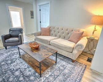 New To Vrbo-Great Location Spacious Newly Renovated 3-Bedroom With Wifi And Ac - Lakeville - Living room