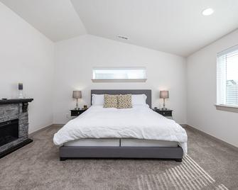 Brand New House Built In 2021 Sleeps 8 Near Everything! - West Richland - Bedroom
