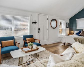 Stay 208: Gorgeous renovated modern farmhouse cottage - Boise - Living room