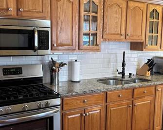 Charming Victorian Furnished Home - Boston - Kitchen