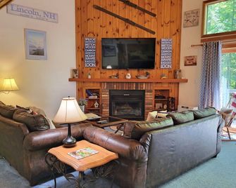 Riverside area, AC, deck, pool, swimming hole, tennis. RU114 by LRS - Lincoln - Living room