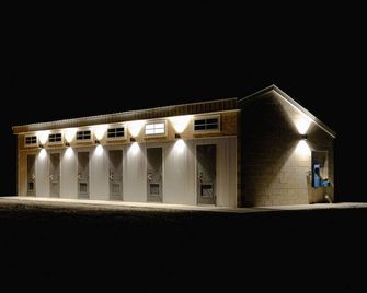 Glamplyfe in Cambridge: RV Site #4 - Cambridge - Building