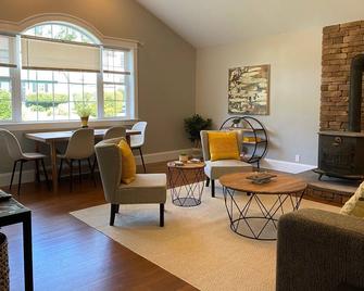 Beautiful 2 BR home, quiet, minutes from downtown - South Burlington - Living room