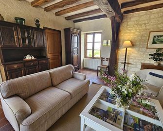 Countryside house with fireplace and pets allowed - Crouzilles - Sala de estar