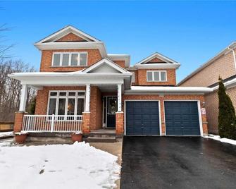Affordable Room With Free Parking In Newmarket On - Ньюмаркет - Будівля