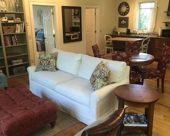 Garden 1BR Cottage off Devine St in Historic Columbia home - Columbia - Living room