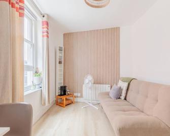 Central 1BD Flat 6 minutes to Old Street station - London - Living room