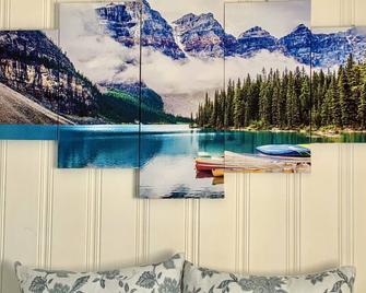 Kicking Horse Suite Downtown Private Suite - Golden - Bedroom