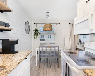 3 blocks to beach & boardwalk | King & Queen beds - Virginia Beach - Kitchen