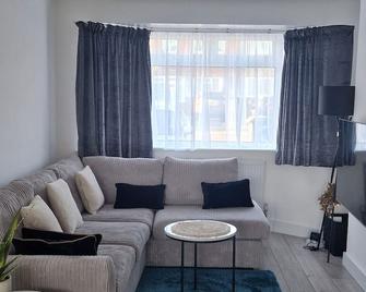 15 minutes away from famous Wimbledon, an inviting family home - New Malden - Living room
