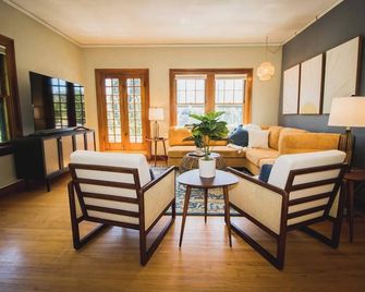 Sunshine & Sky Loft in Vibrant Downtown Greeley! - Greeley - Living room