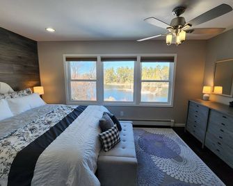 Beautiful waterfront retreat with kayaks and bikes - Marquette - Bedroom