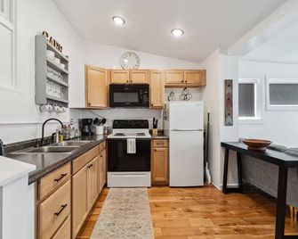 Cozy 1bdr Apt In Vibrant Downtown Geneva - Geneva - Kitchen