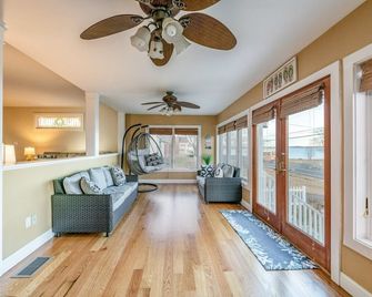 Beautiful, Spacious, Beachfront Home - Perfect for Entertaining Family & Friends - West Haven - Living room