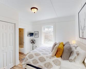 Charming home in downtown Truckee, ideal for a small group getaway. - Truckee - Bedroom
