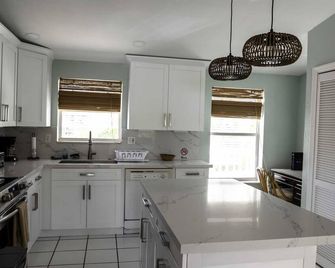 Breezeswept Beach, Waterfront with heated pool - 램로드키 - 주방