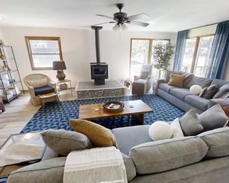 4th Quarter - Red River - Living room