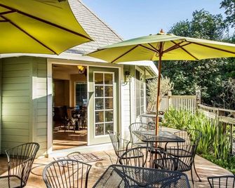 Baechtel Creek Inn - Willits - Innenhof