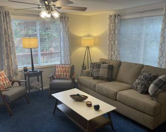 Peek-A-Boo View, Amston Lake - Lebanon - Living room