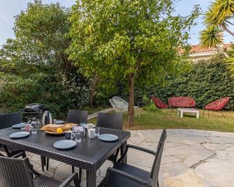 Bright House With Terrace And Garden - Six-Fours-les-Plages - Binnenhof