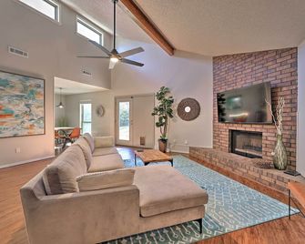 Modern Fayetteville Home 1 Mi to U of A! - Fayetteville - Living room