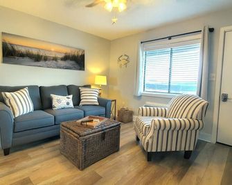 Garden City Gem Steps to Pier & Ocean Free Tickets - Myrtle Beach - Living room